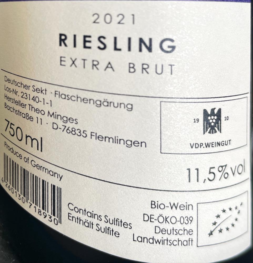 21 Riesling Sekt Extra Brut handger.MINGES BIO