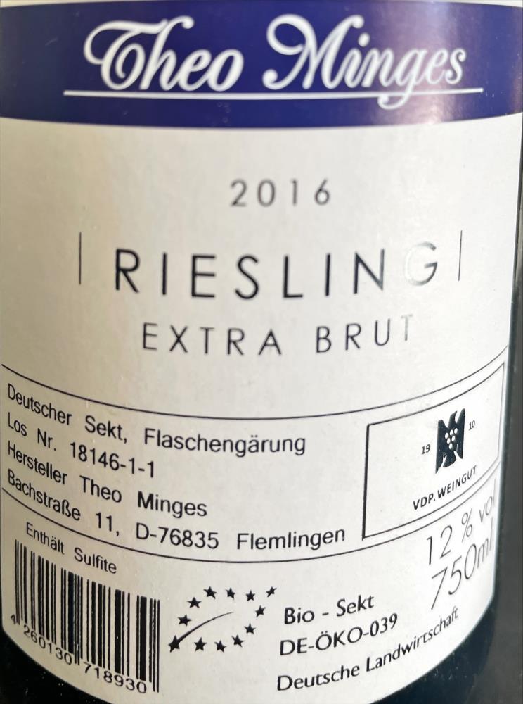 16 Riesling Sekt Extra Brut handger.MINGES BIO